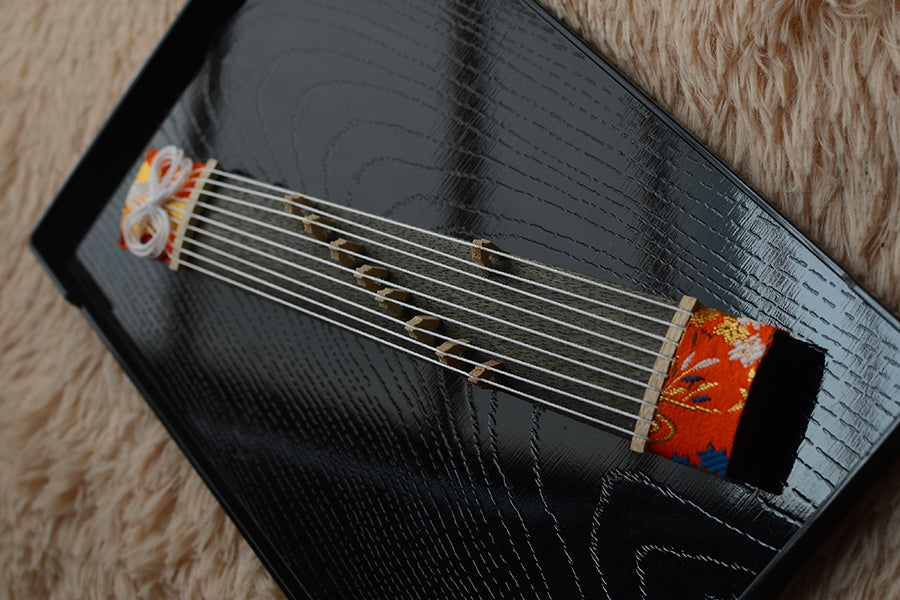 1/6スケールの日本の琴 – 弦付きミニチュアドールハウス楽器 | 日本の職人による手作り、BJD&ブライス用
