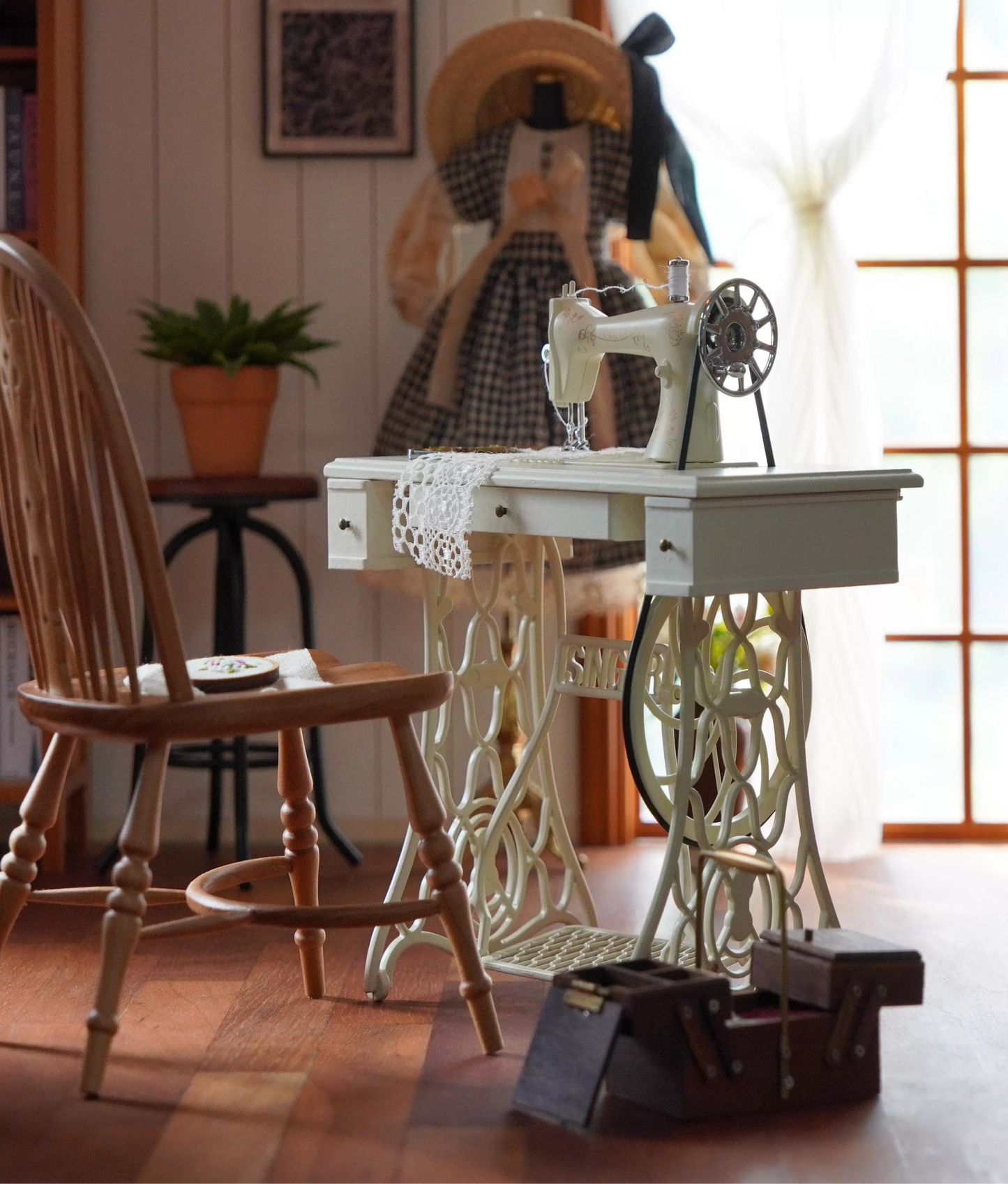 1/6 Scale Vintage Sewing Machine with Table – Miniature Dollhouse Furniture for BJD & Blythe