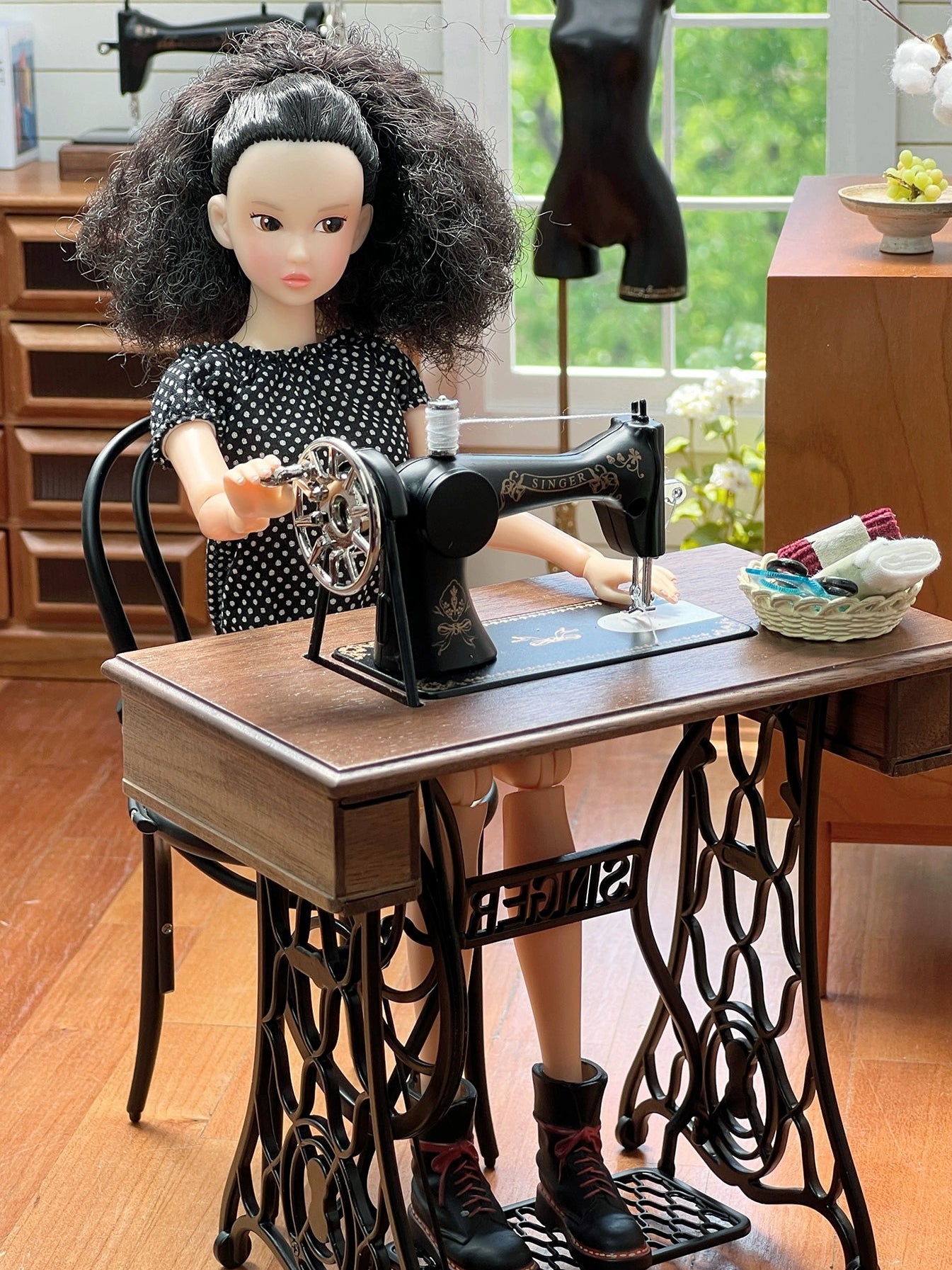 1/6 Scale Vintage Sewing Machine with Table – Miniature Dollhouse Furniture for BJD & Blythe