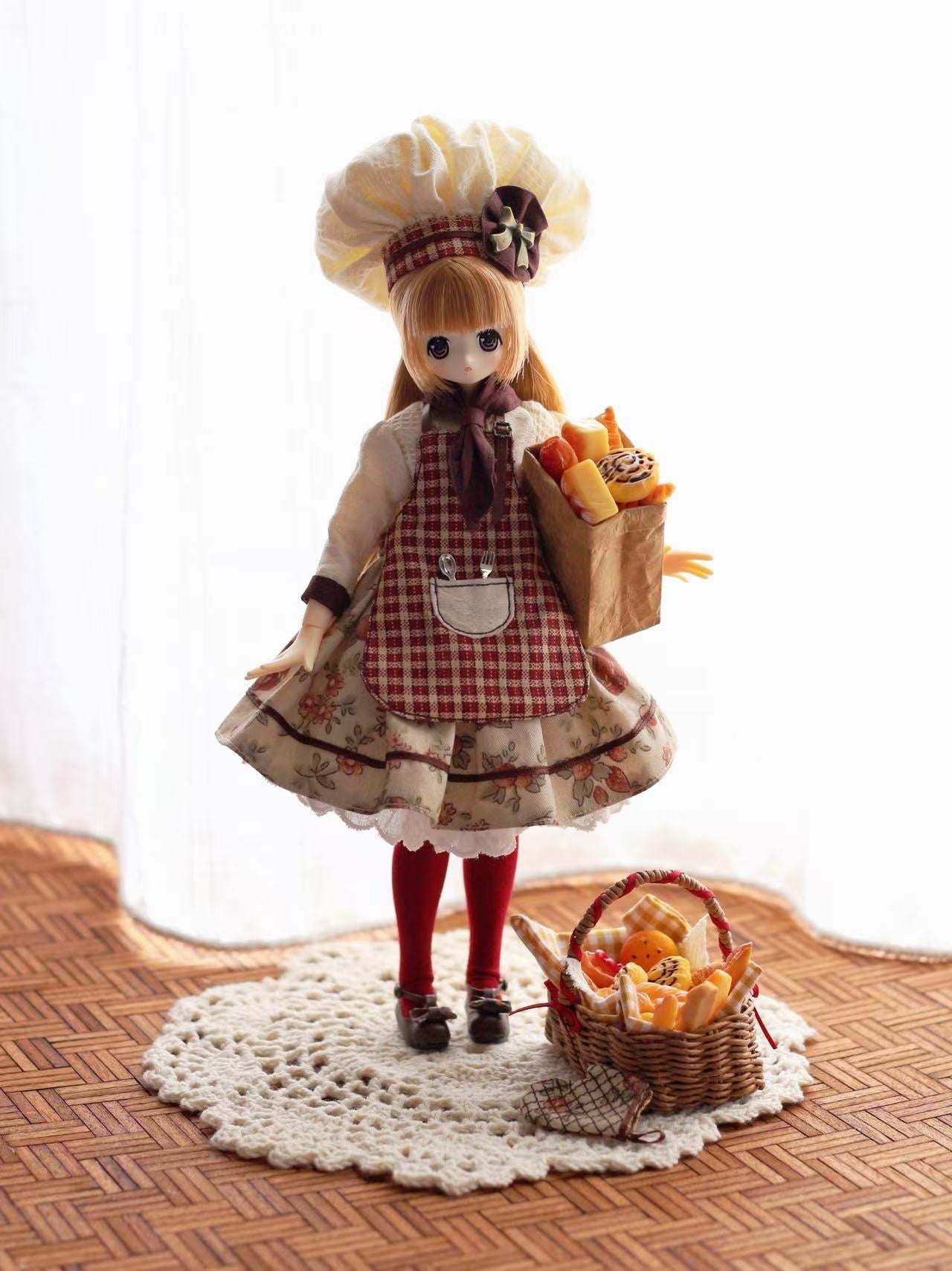 Blythe、リカちゃん、オビツ22/24、Azoneなどの1/6ドールに対応した、受注制作の田園風ミニシェフセット。シェフ帽、エプロン、スカート、ソックス、オーブンミトン付き。