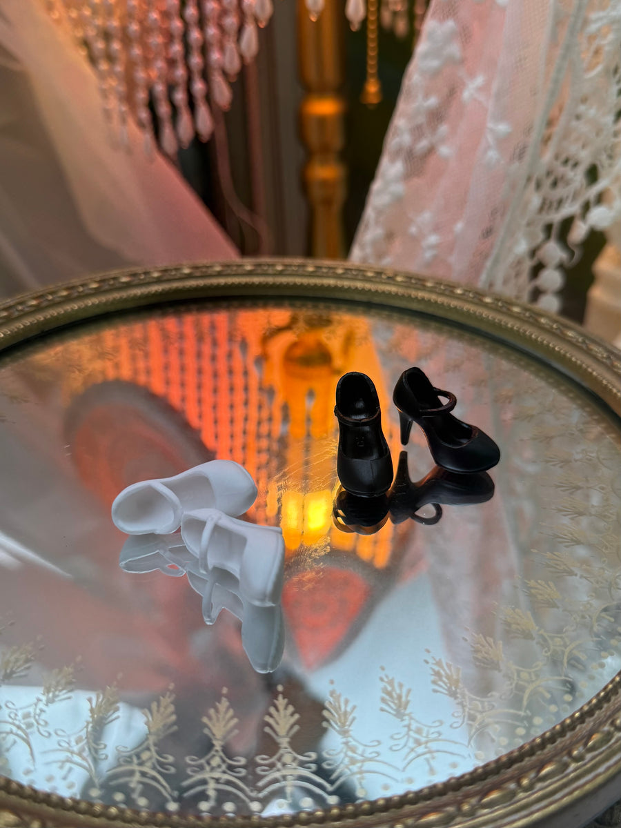 universal doll shoes are designed to fit a wide range of popular dolls, including Blythe, Licca, Azone, Momoko, Poppy Parker, FR, and Obitsu 22/24.