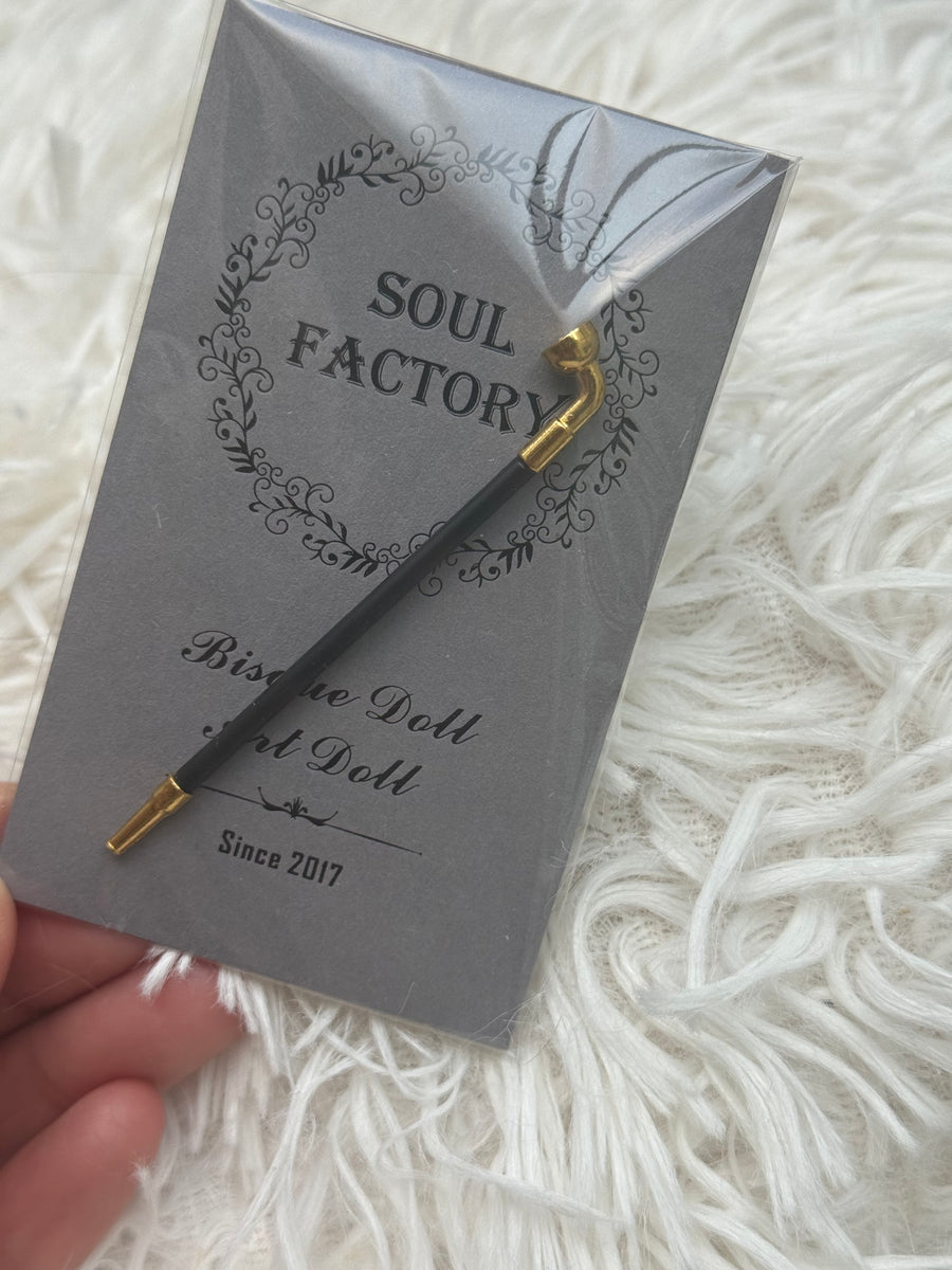 1/6 Long Pipe Miniature Prop | Metal + Wood (Paintable) Doll Accessory