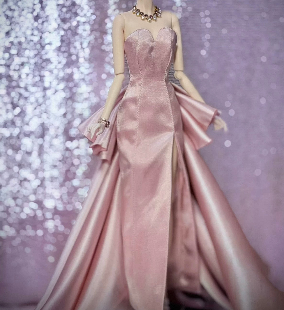 【Made to Order】1/6 Scale Couture-Inspired Satin Evening Dress for Fashion Dolls｜Custom Size & Color Available
