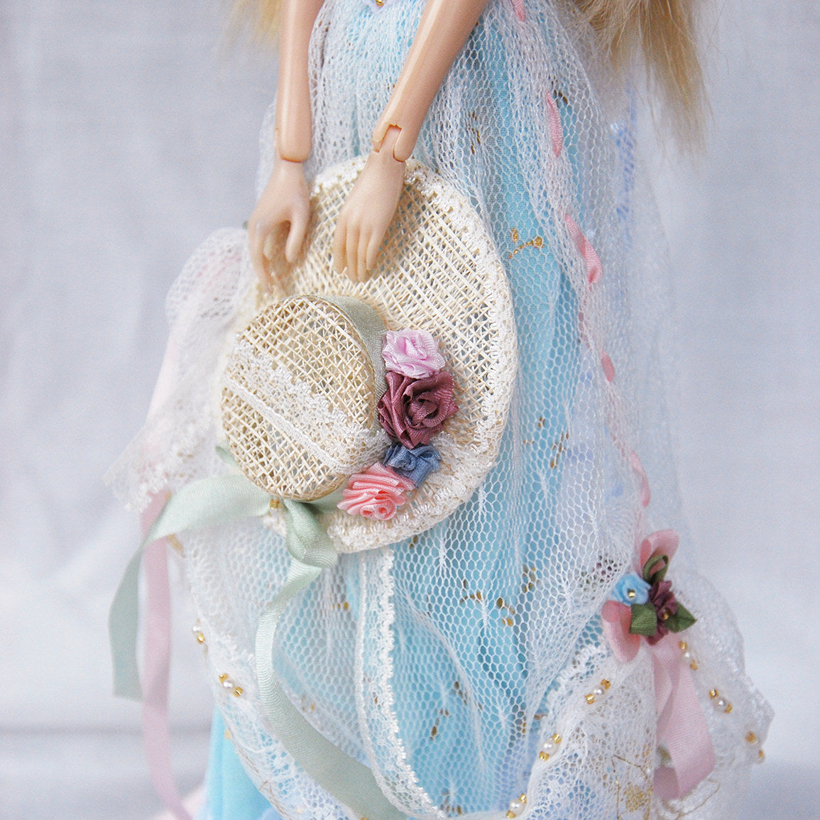Handmade straw hat for 1/6 scale dolls, perfect for summer outfits, cottagecore styling, and elegant doll fashion.