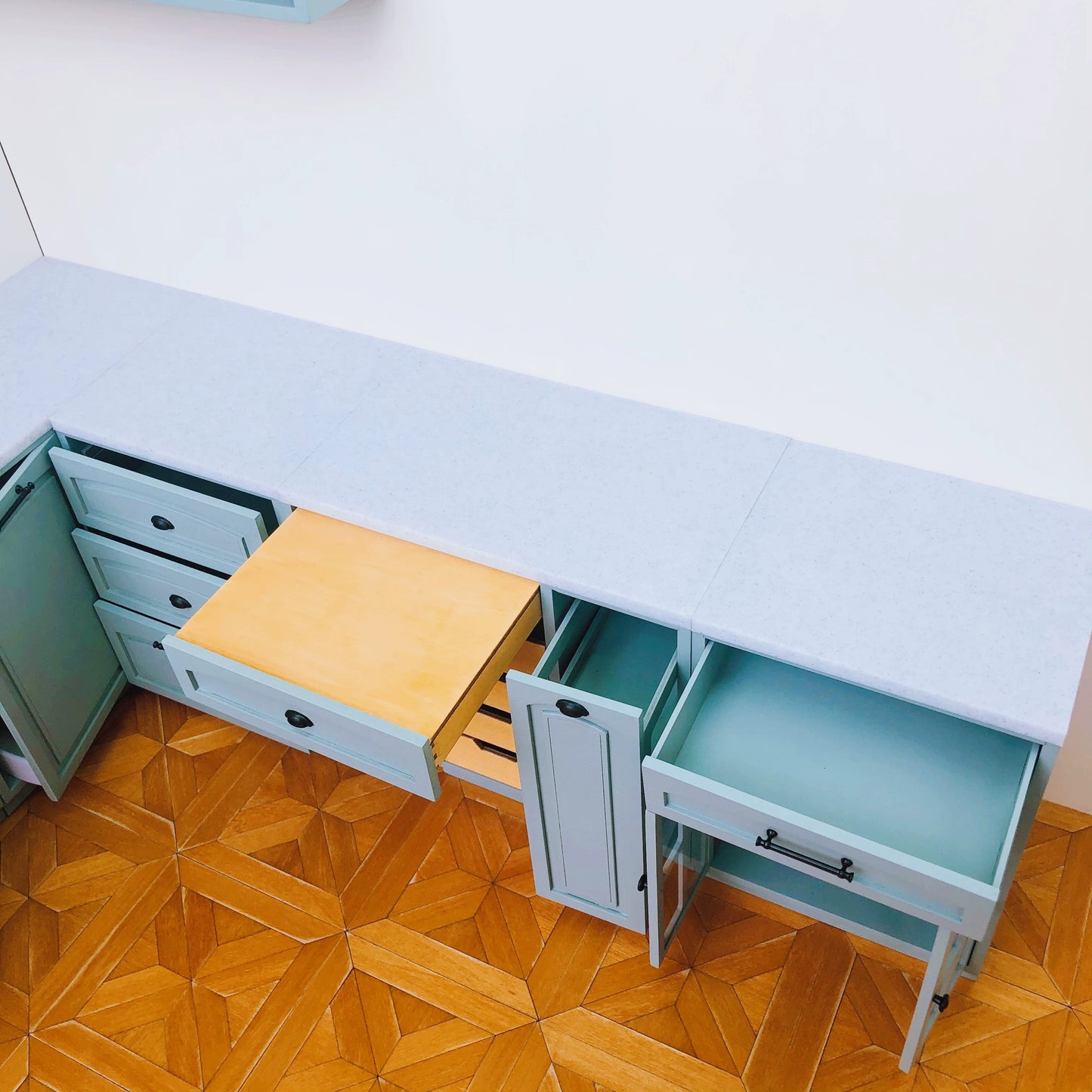 1/6スケール ドールハウス キッチン家具セット – 9ピース モジュラーキャビネット（ホワイト＆ヴィンテージブルー） | BJD＆ブライス ミニチュアキッチン