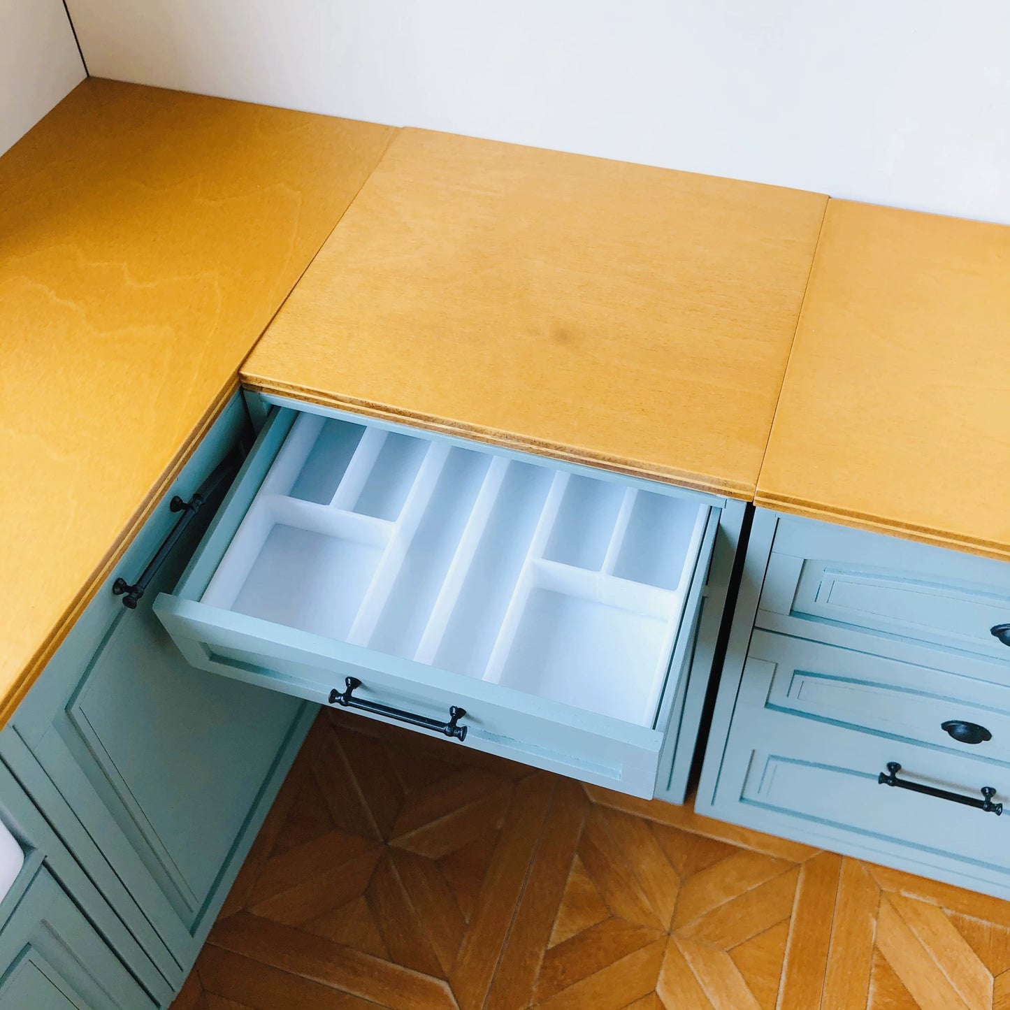 1/6スケール ドールハウス キッチン家具セット – 9ピース モジュラーキャビネット（ホワイト＆ヴィンテージブルー） | BJD＆ブライス ミニチュアキッチン