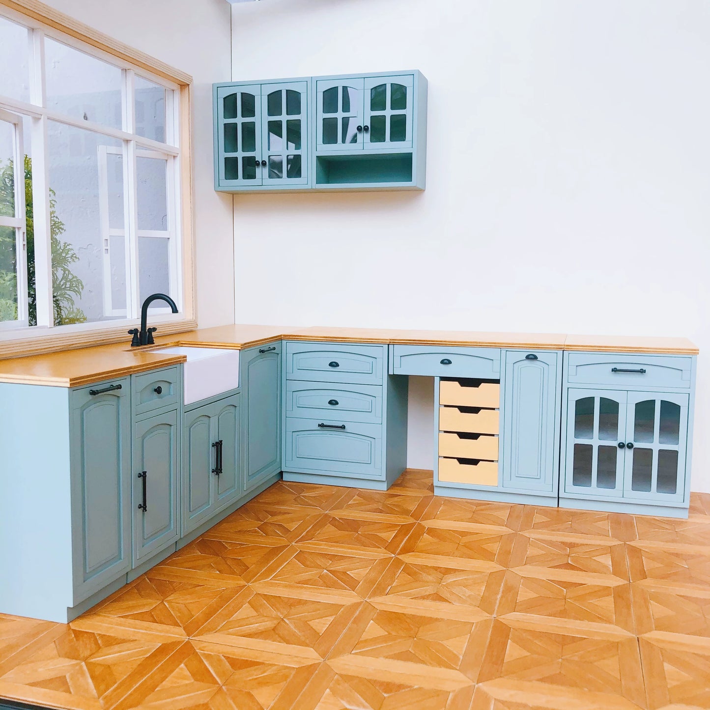 1/6スケール ドールハウス キッチン家具セット – 9ピース モジュラーキャビネット（ホワイト＆ヴィンテージブルー） | BJD＆ブライス ミニチュアキッチン