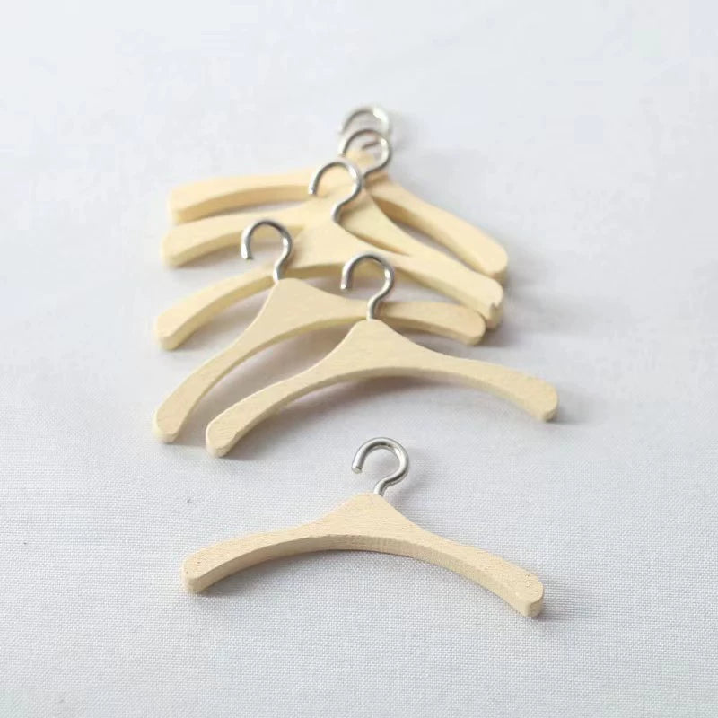 1/6ドールハウス ドールハウス 撮影小道具 ポケット家具モデル シミュレーション ミニ木製ハンガー 合金ハンガー