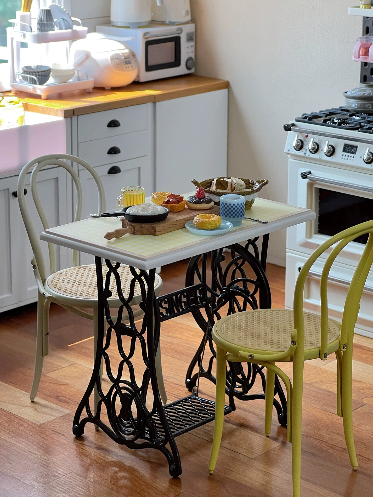 1/6 Scale Vintage Sewing Machine with Table – Miniature Dollhouse Furniture for BJD & Blythe