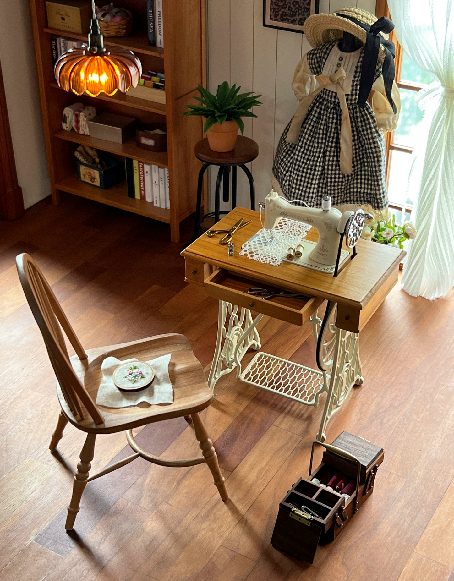 1/6 Scale Vintage Sewing Machine with Table – Miniature Dollhouse Furniture for BJD & Blythe