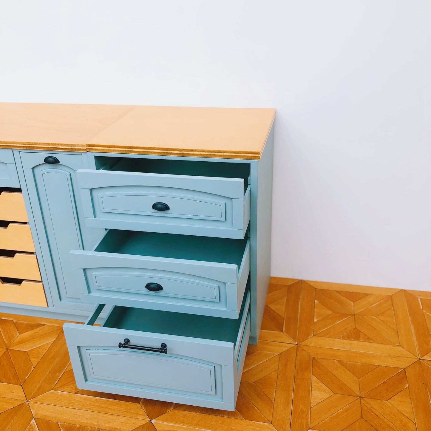 1/6スケール ドールハウス キッチン家具セット – 9ピース モジュラーキャビネット（ホワイト＆ヴィンテージブルー） | BJD＆ブライス ミニチュアキッチン