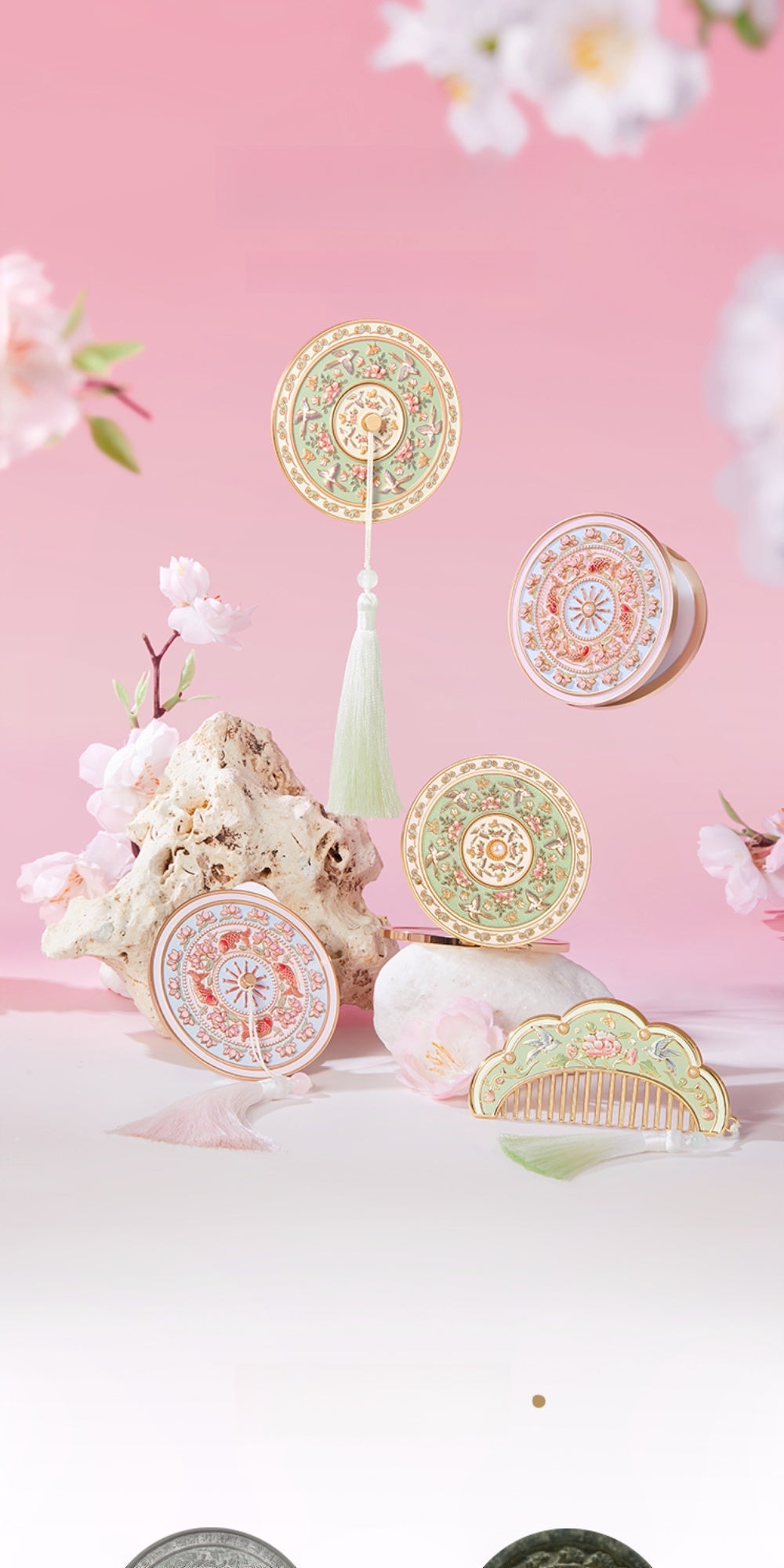 故宮からお届け | 故宮博物院の遺物にインスパイアされた携帯用鏡 – 手持ち式、ブロンズ調、折りたたみ式、コーム付きギフトセット