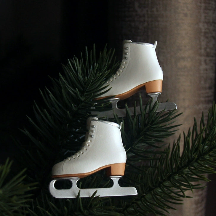 Winter ice skate shoes for dolls in white, fitting Blythe, Licca, Azone, Momoko, Poppy Parker, FR and Obitsu 22/24.